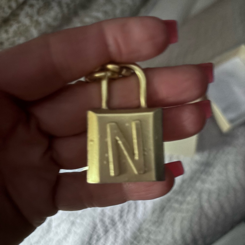 Bold lock, golden colored jewelry, brand new with box.  Necklace and bracelet - Picture 2 of 5